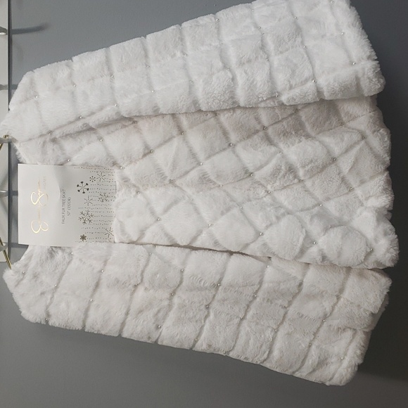 Jessica Simpson Other - Jessica Simpson NWT 52" Round White Quilted Faux Fur with Pearls Tree Skirt